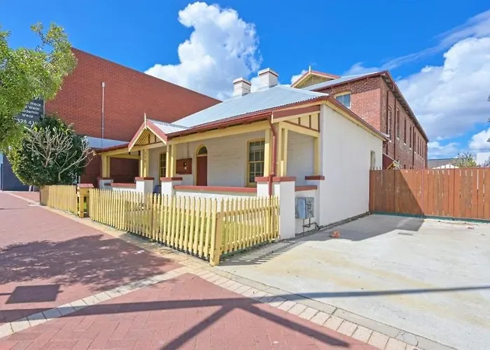 Emu Backpackers Perth - Note - Valid Passport Required For Check In Hostel